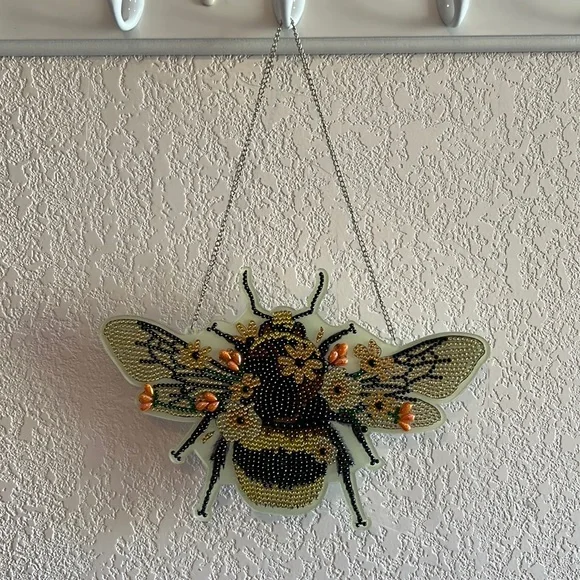 Hanging Bumblebee - Picture 1 of 5